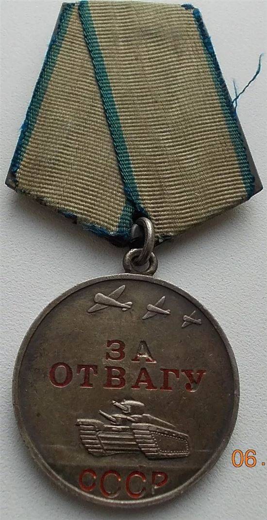Нашли медаль за отвагу. Медаль за отвагу ВОВ 1944. Медаль за отвагу 1942. Медаль за отвагу ВОВ 1942 года. Орден за отвагу в 1942-.