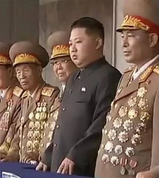 Фото китайских генералов с медалями на брюках