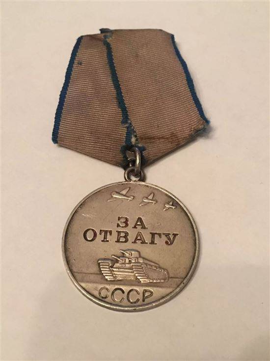 Знак отваги. Медаль за отвагу 1944 года. Медаль за отвагу СССР 1944. Медаль за отвагу 1944 фото. Медаль за отвагу стрелку 1944.