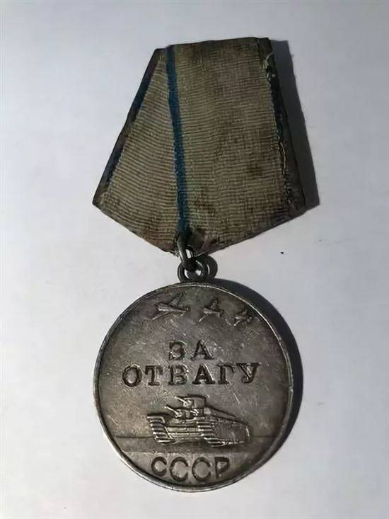 Как выглядит за отвагу. Медаль за отвагу 1941-1945. Медаль за отвагу 1942. Медаль за отвагу ВОВ 1944. Медаль за отвагу 1938 по 1941.