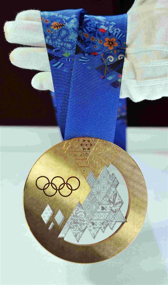 Золото олимпиады сочи. Олимпийская Золотая медаль Сочи. Золотая медаль Олимпийских игр 2006. Krieghoff k-80 Олимпийские медали. Золотая Олимпийская медаль 2006 хоккей.