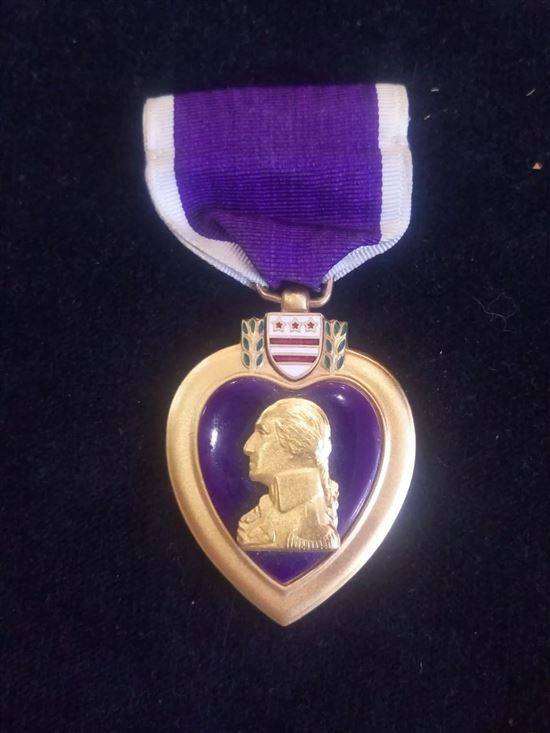 Purple heart перевод. Медаль пурпурное сердце (США). Purple Heart медаль. Purple Heart (пурпурное сердце) награда. Орден пурпурное сердце награда США.