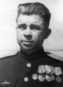 Герой Советского Союза капитан третьего ранга А.И. Маринеско. Справа на груди знак Командир подводной лодки.
