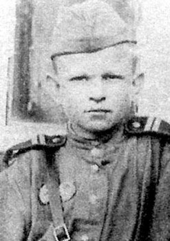 Гвардии младший сержант Геннадий Вечеренко, 12 лет. Награжден медалями "За отвагу" и "За боевые заслуги".